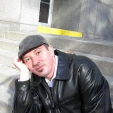 Portrait of Noel Harari